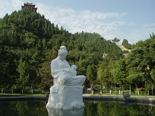 五龙峰景区是郑州黄河风景名胜区的中心景区，在五龙拱卫的山麓平地中，是繁花似锦的小花园，花园正中心矗立着一座汉白玉雕刻成的塑像——“哺育”。“哺育”塑像坐落于一个硕大的梅花池中央，高5米，重12.5吨，通体呈乳白色，“母亲”发束魏髻，身着唐装，怀抱甜睡的婴儿，形态凝重而高洁，表情安详而慈惠，她背依巍巍岳山，面向滔滔黄河，在壮丽山河的映衬下更显得端庄、惠美。“母亲”是黄河的象征，黄河是母亲的化身。塑像形象而生动地表达了黄河与华夏民族的血肉联系和母爱亲情。塑像主题构思奇妙，造型逼真，人物传神。“哺育”塑像曾作为省、市电视台的开播画面，走进了千家万户的荧屏，是景区的标志性塑像。